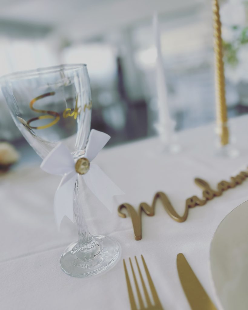 table mariée blanc doré