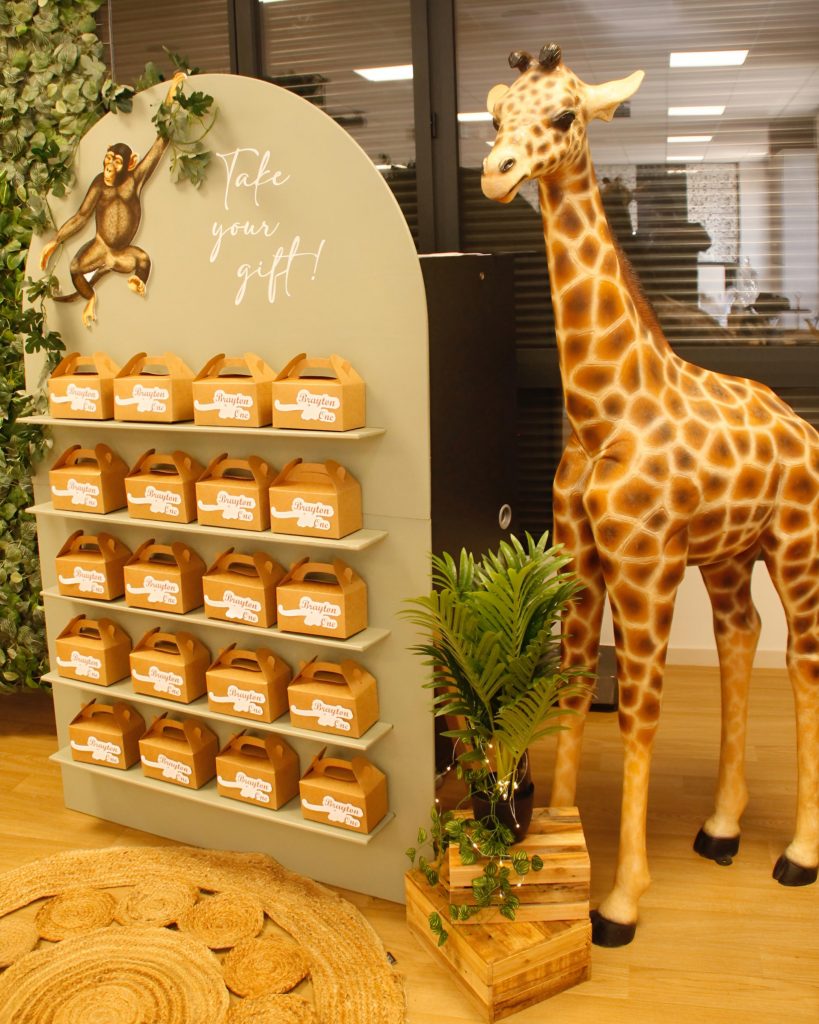 deco avec candy bar et figurine geante d une girafe