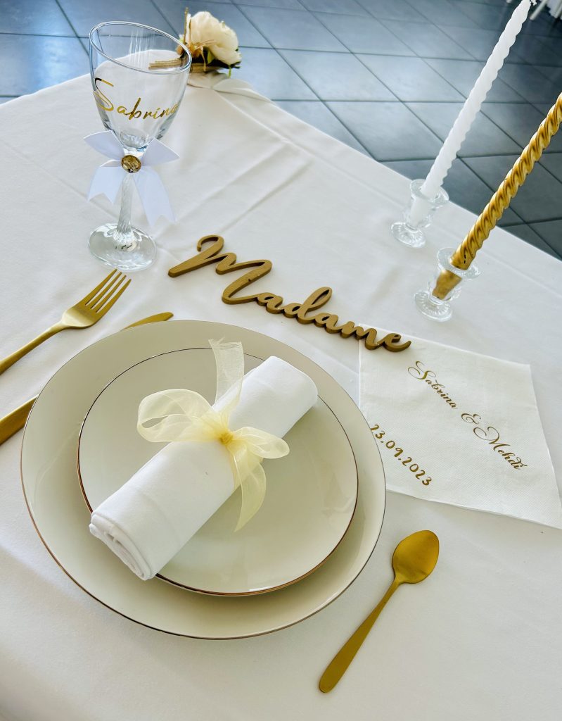 table mariées blanc et doré