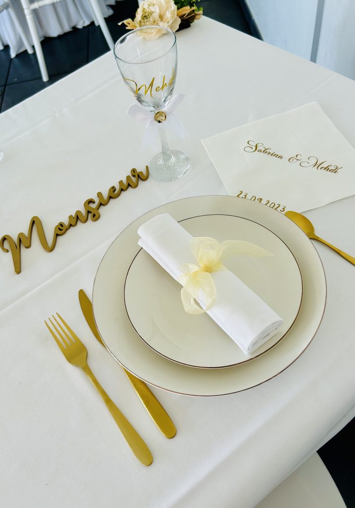 table du marié avec assiette blanche et couvert doré